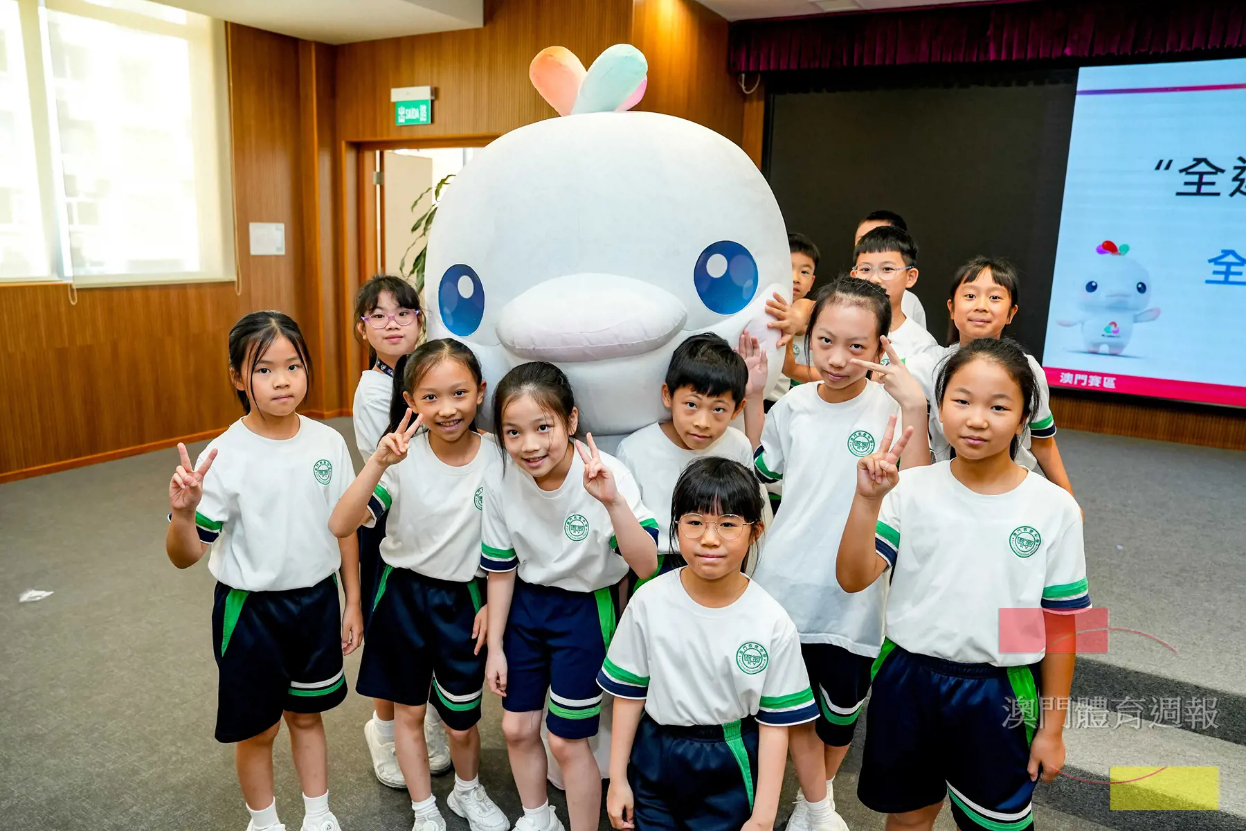 副1 學生與“喜洋洋”合影留念.jpg